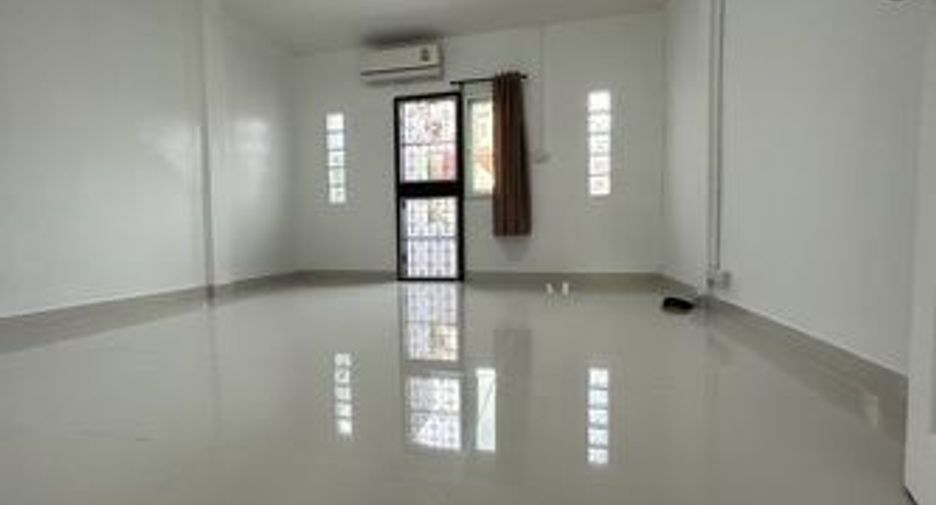 For rent 2 bedrooms townhouse in Wang Thonglang, Bangkok