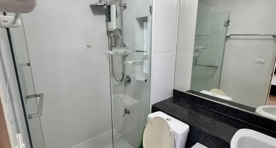For rent 2 bedrooms condo in Thon Buri, Bangkok