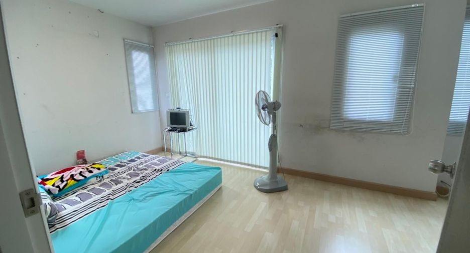 For rent 3 bedrooms townhouse in Min Buri, Bangkok