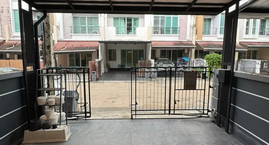 Casa en alquiler de 3 habitaciones en Chom Thong, Bangkok