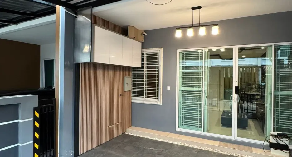 Casa en alquiler de 3 habitaciones en Chom Thong, Bangkok
