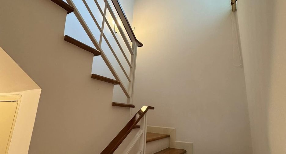 Casa en alquiler de 3 habitaciones en Chom Thong, Bangkok