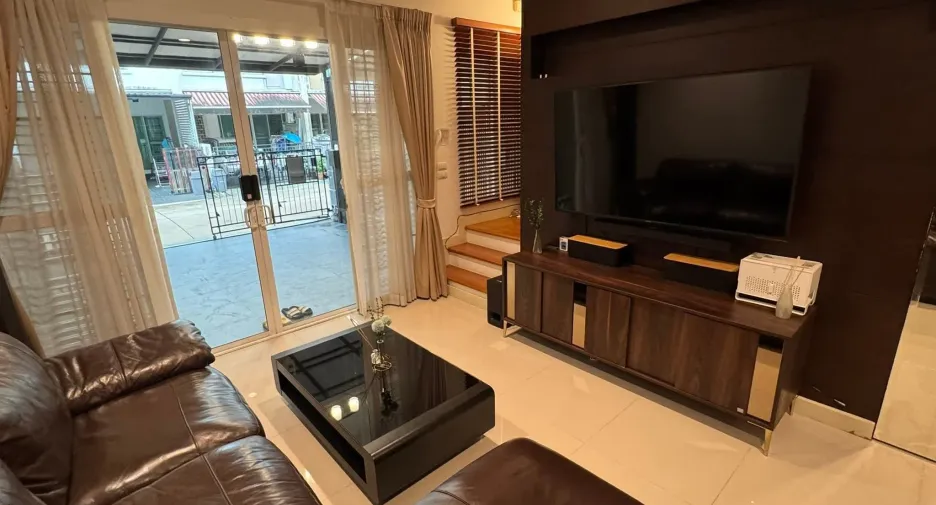 Casa en alquiler de 3 habitaciones en Chom Thong, Bangkok