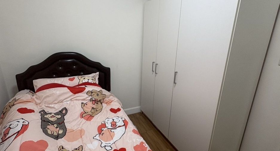 For rent 3 bedrooms townhouse in Saphan Sung, Bangkok