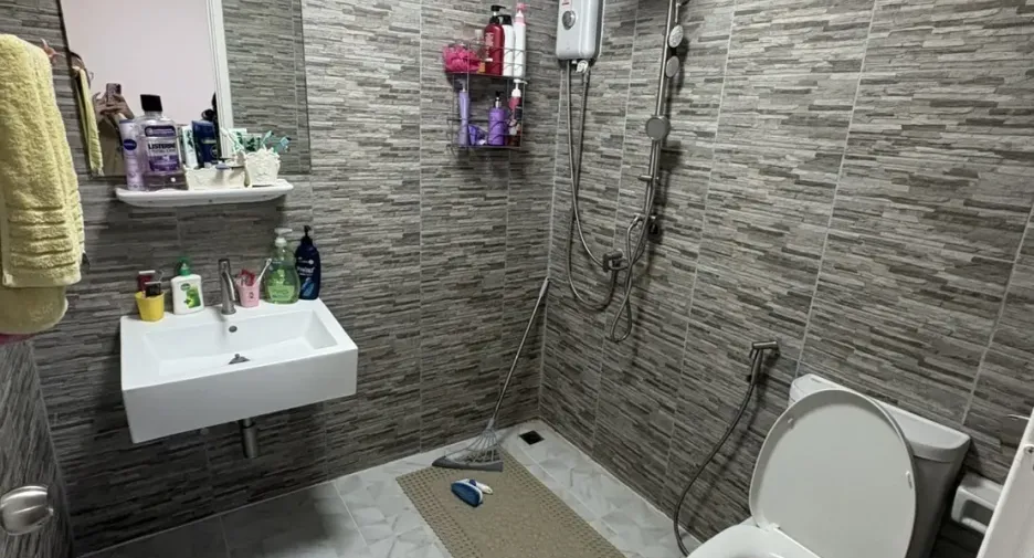 For rent 3 bedrooms townhouse in Saphan Sung, Bangkok