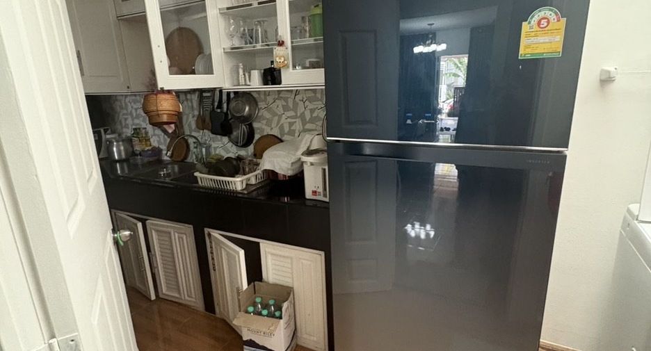For rent 3 bedrooms townhouse in Saphan Sung, Bangkok