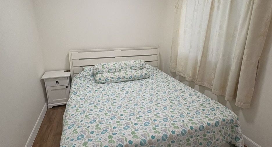 For rent 3 bedrooms townhouse in Saphan Sung, Bangkok