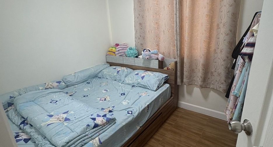 For rent 3 bedrooms townhouse in Saphan Sung, Bangkok