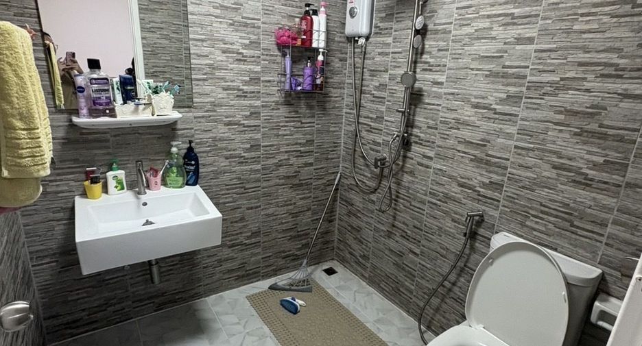 For rent 3 bedrooms townhouse in Saphan Sung, Bangkok