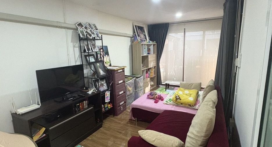 For rent 3 bedrooms townhouse in Saphan Sung, Bangkok