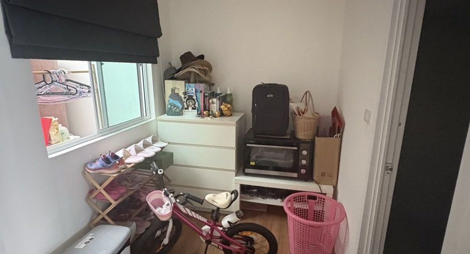 For rent 3 bedrooms townhouse in Saphan Sung, Bangkok