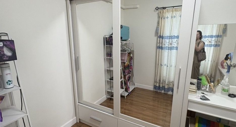 For rent 3 bedrooms townhouse in Saphan Sung, Bangkok
