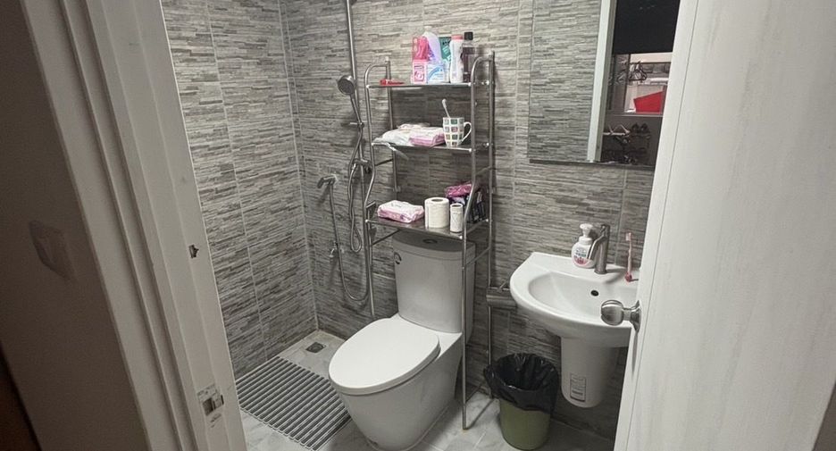 For rent 3 bedrooms townhouse in Saphan Sung, Bangkok