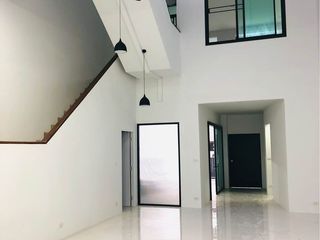 出租 5 卧室 联排别墅 在 Watthana, 曼谷