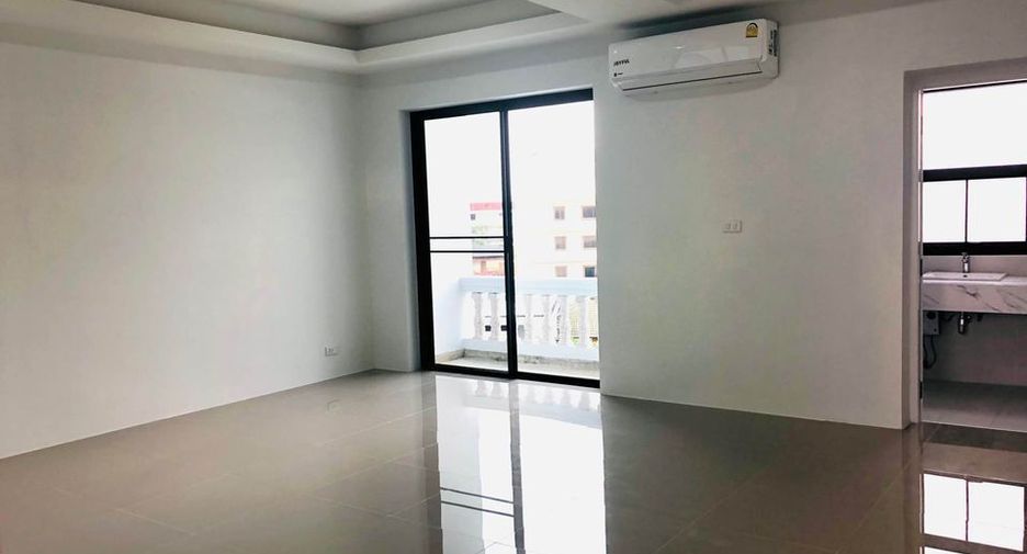 For rent 5 bedrooms townhouse in Watthana, Bangkok