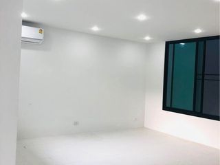 Reihenhaus zur Miete mit 5 Zimmer in Watthana, Bangkok
