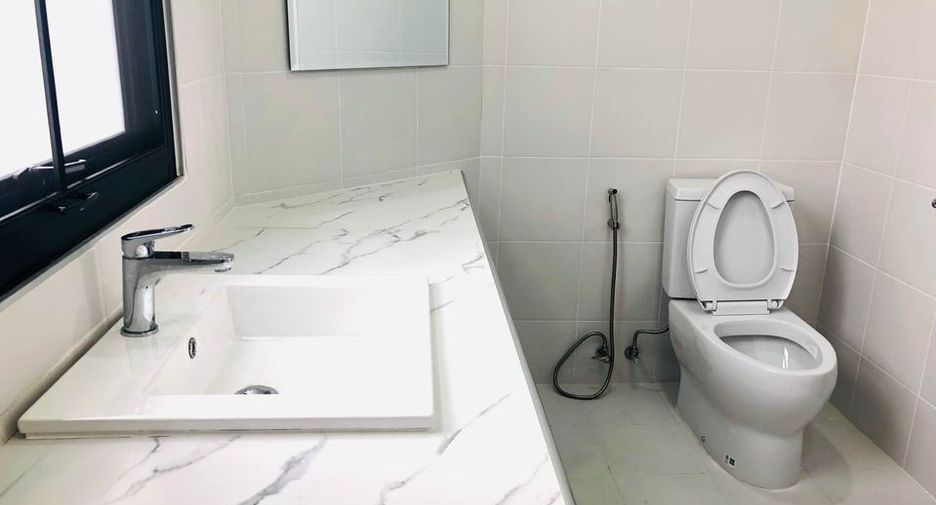 For rent 5 bedrooms townhouse in Watthana, Bangkok