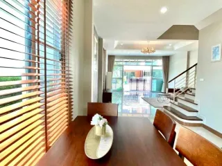 Casa en alquiler de 3 habitaciones en Prawet, Bangkok