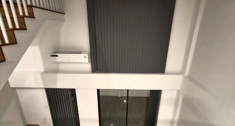 For rent 3 bedrooms townhouse in Bang Kapi, Bangkok
