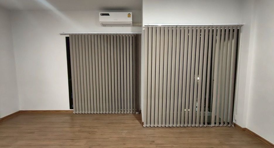For rent 3 bedrooms townhouse in Bang Kapi, Bangkok