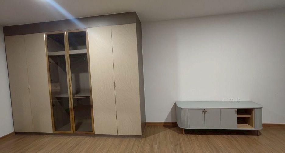 For rent 3 bedrooms townhouse in Bang Kapi, Bangkok
