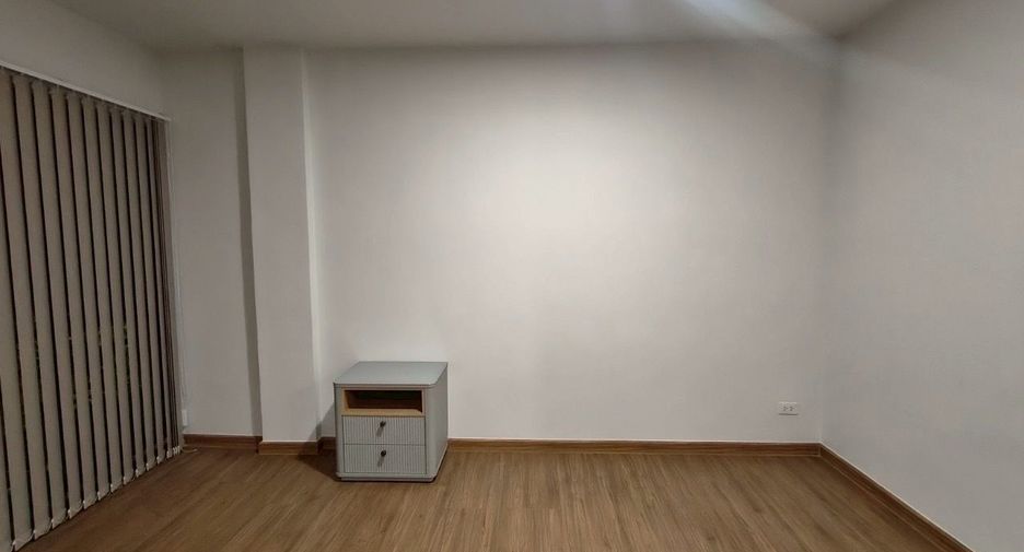 For rent 3 bedrooms townhouse in Bang Kapi, Bangkok