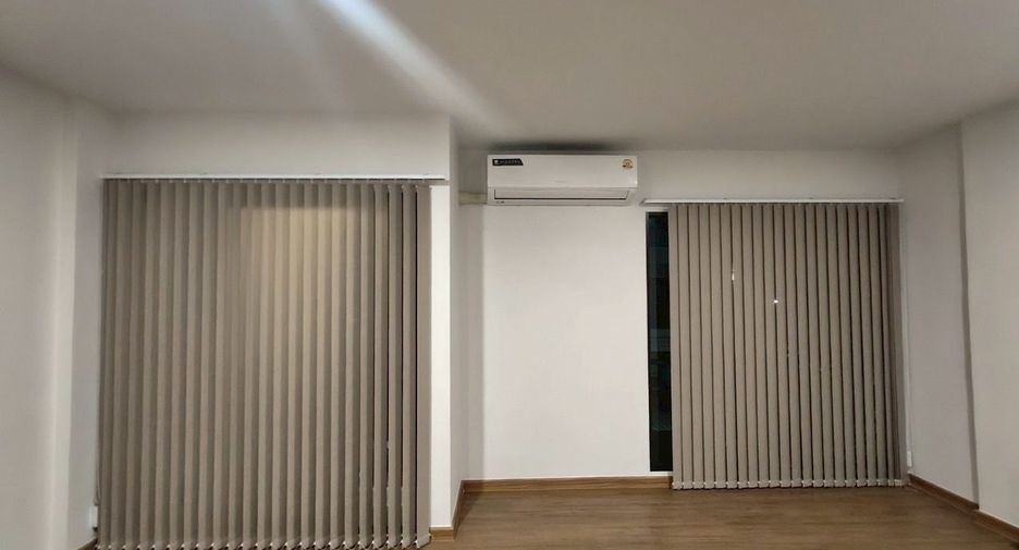 For rent 3 bedrooms townhouse in Bang Kapi, Bangkok