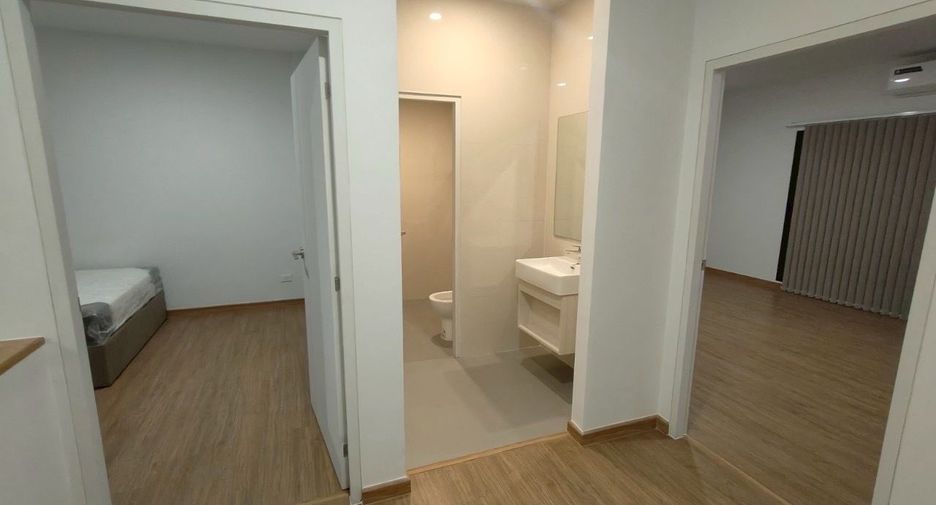 For rent 3 bedrooms townhouse in Bang Kapi, Bangkok