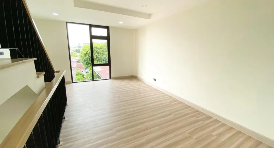 For rent 3 bedrooms office in Phra Khanong, Bangkok