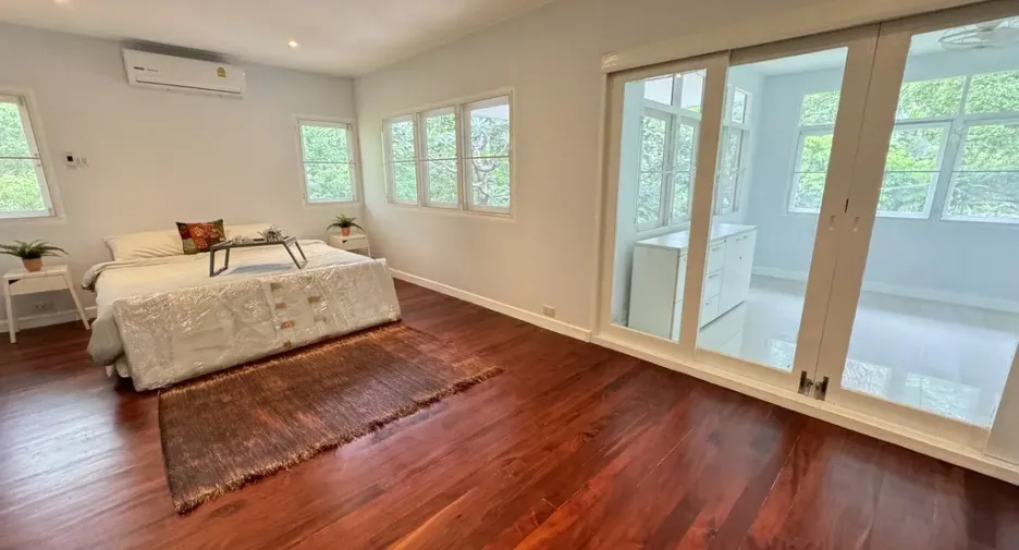 Haus zur Miete mit 5 Zimmer in Huai Khwang, Bangkok