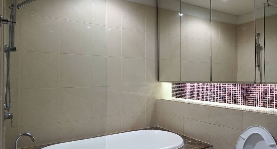 For rent 2 bedrooms condo in Khlong Toei, Bangkok