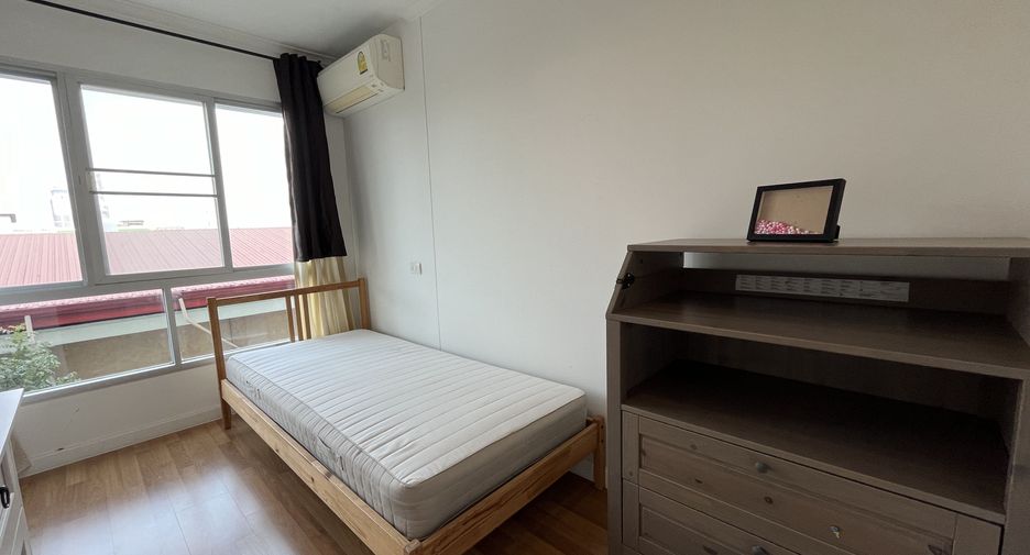 For rent 2 bedrooms condo in Yan Nawa, Bangkok