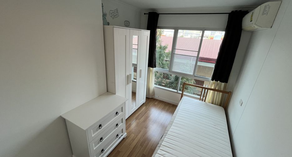 For rent 2 bedrooms condo in Yan Nawa, Bangkok