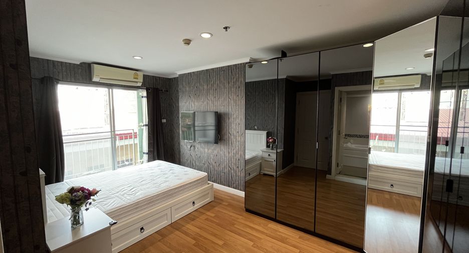 For rent 2 bedrooms condo in Yan Nawa, Bangkok