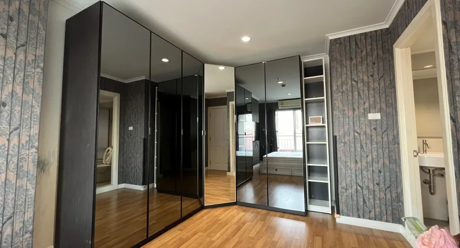 For rent 2 bedrooms condo in Yan Nawa, Bangkok