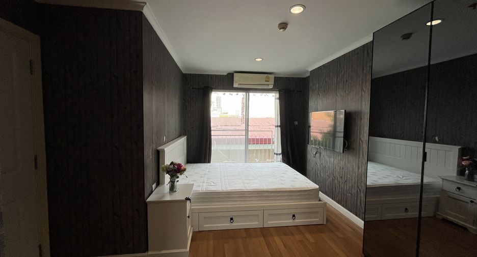 For rent 2 bedrooms condo in Yan Nawa, Bangkok