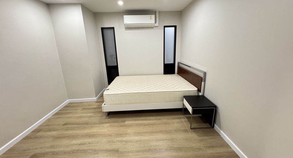 ให้เช่า 4 ห้องนอน คอนโด ใน วัฒนา, กรุงเทพฯ