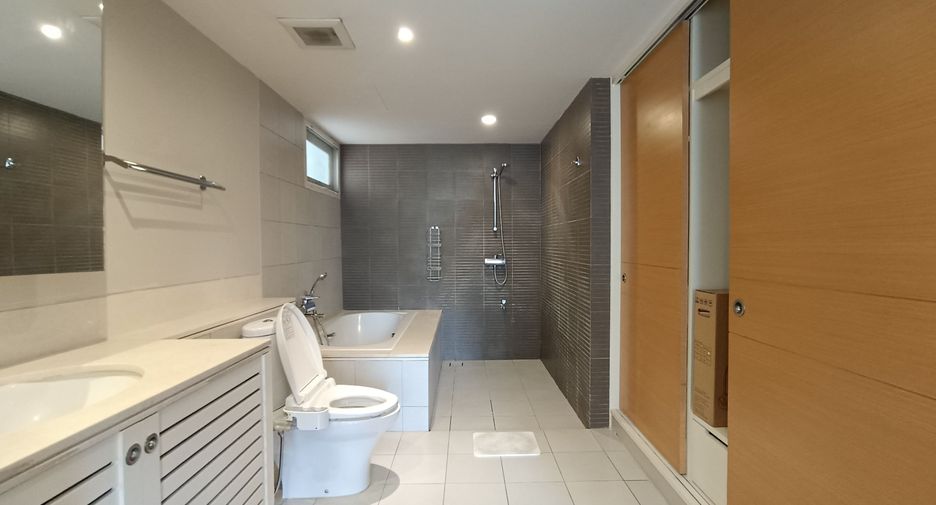 For rent 2 bedrooms apartment in Watthana, Bangkok