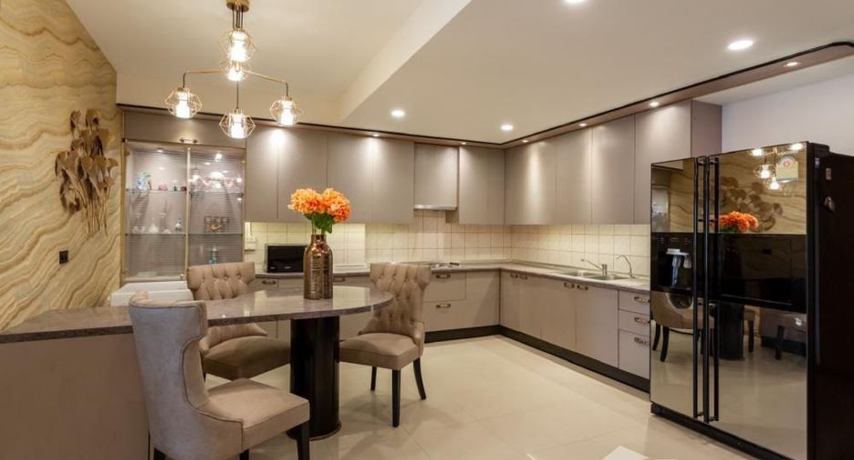 For rent 3 bedrooms condo in Khlong Toei, Bangkok