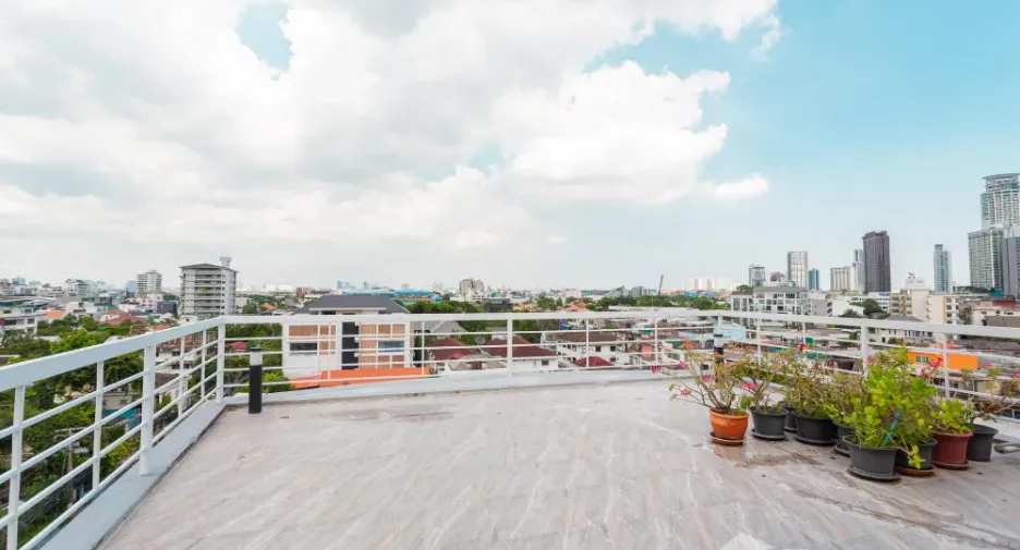 For rent 3 bedrooms condo in Khlong Toei, Bangkok