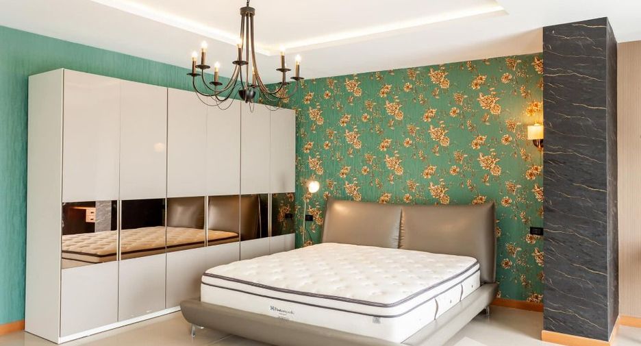 For rent 3 bedrooms condo in Khlong Toei, Bangkok