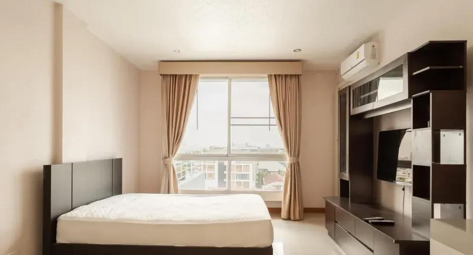 For rent 3 bedrooms condo in Khlong Toei, Bangkok