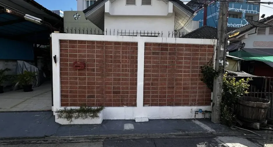 For rent 2 bedrooms house in Din Daeng, Bangkok