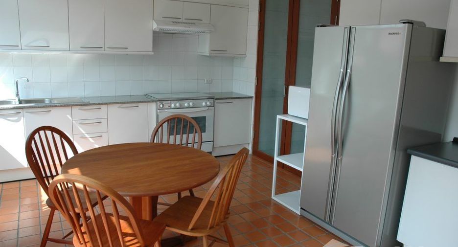 Condo en alquiler de 3 habitaciones en Sathon, Bangkok
