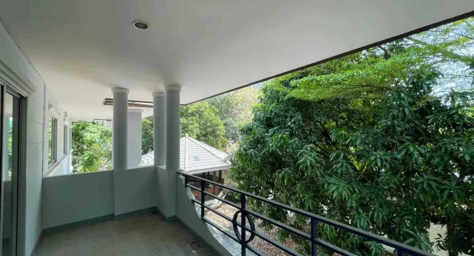 出租 4 卧室 独立屋 在 Phra Khanong, 曼谷