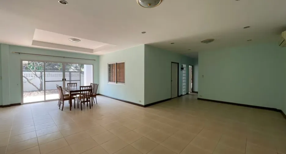 出租 4 卧室 独立屋 在 Phra Khanong, 曼谷