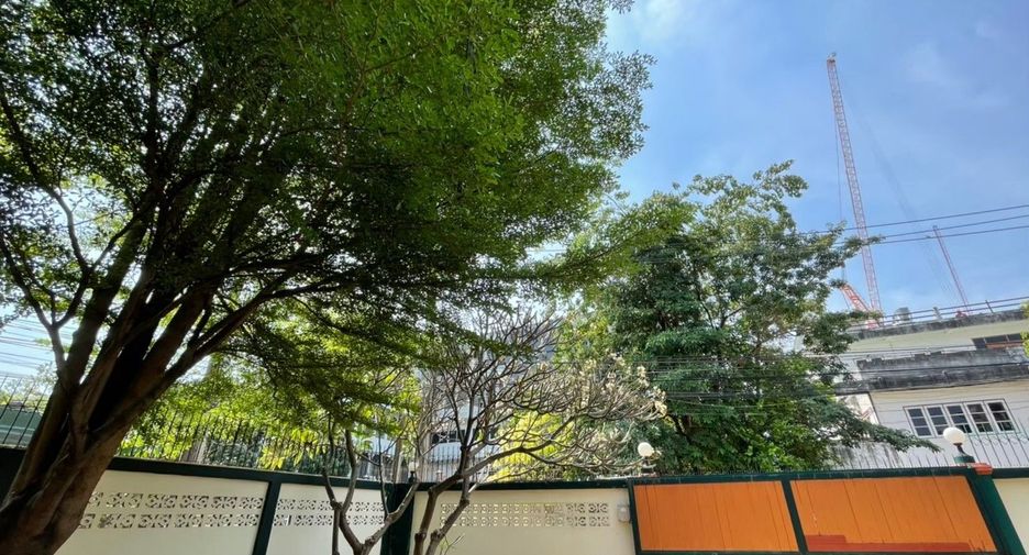 出租 4 卧室 独立屋 在 Phra Khanong, 曼谷
