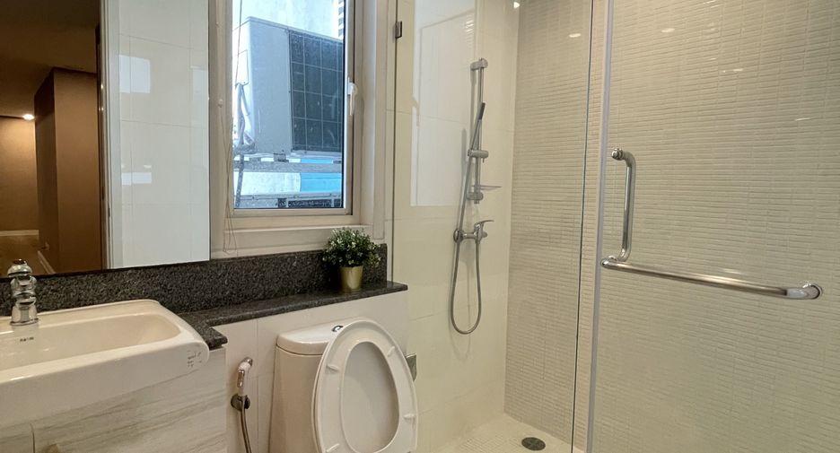 Condo en alquiler de 3 habitaciones en Khlong Toei, Bangkok