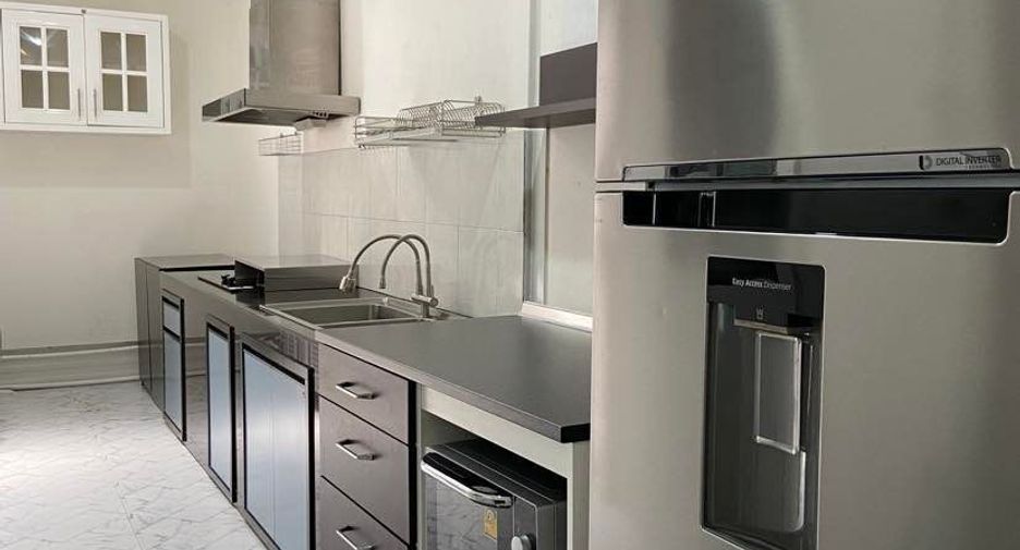 For rent 4 bedrooms townhouse in Wang Thonglang, Bangkok