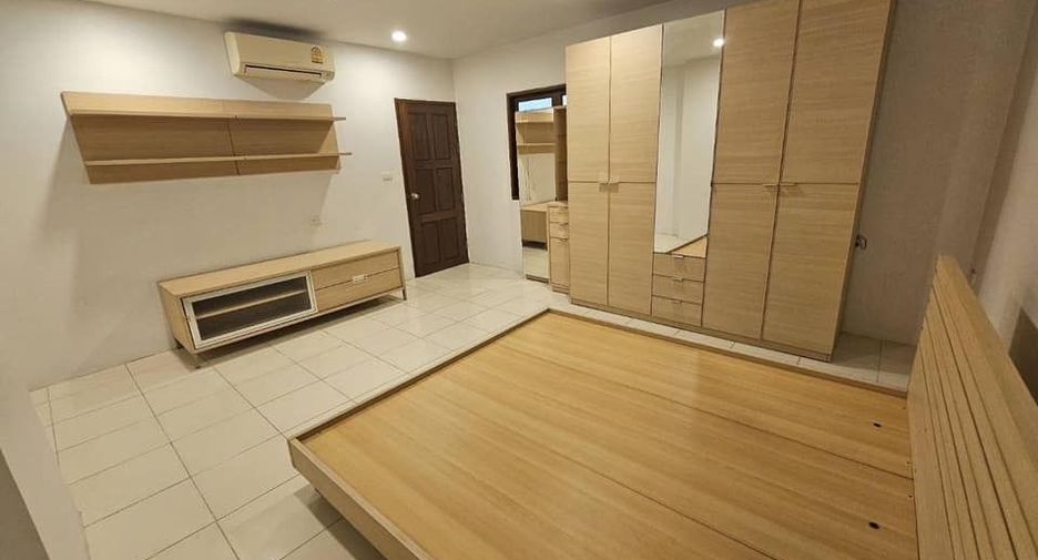 For rent 2 bedrooms condo in Bang Phlat, Bangkok
